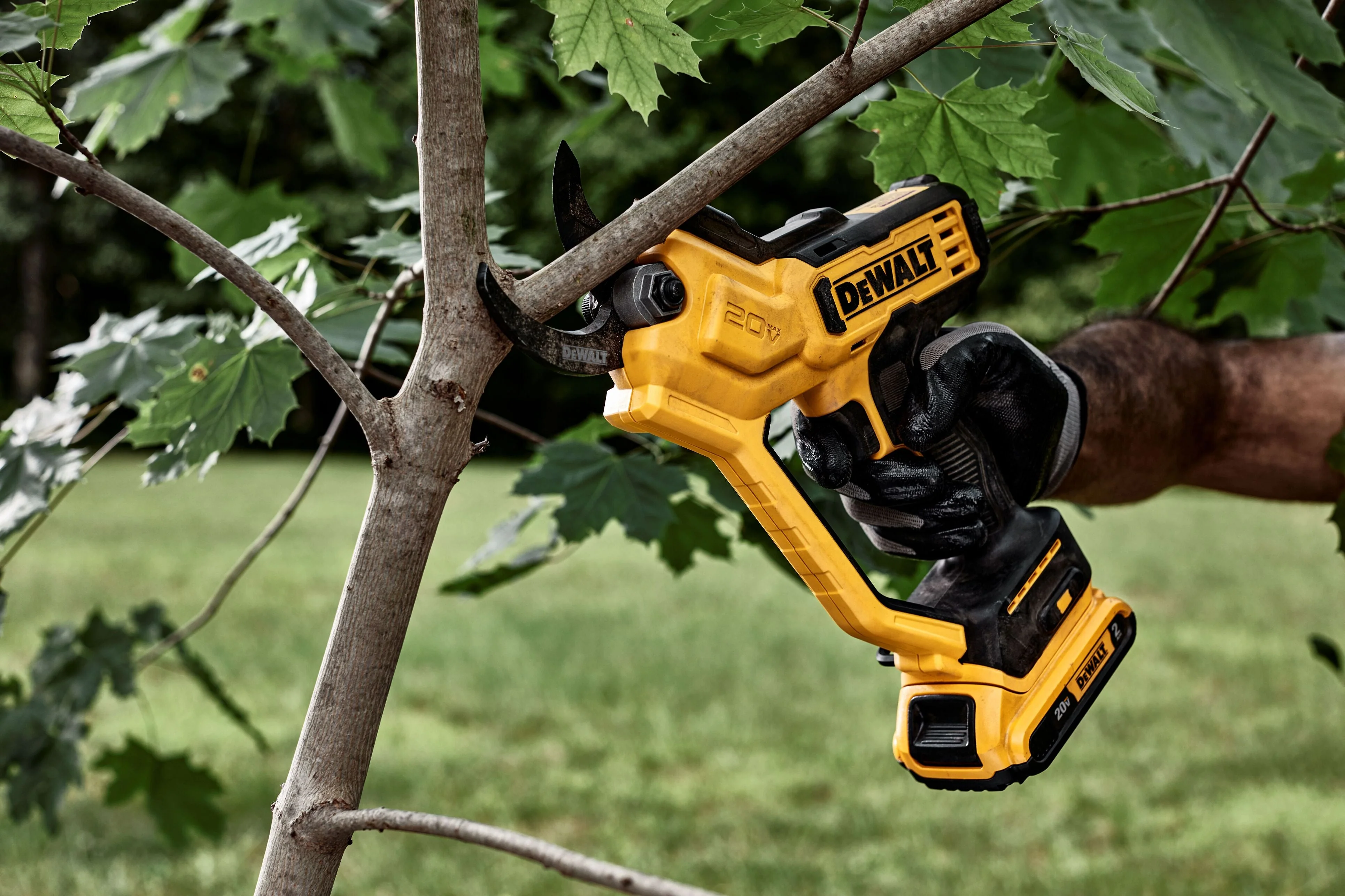 DEWALT DCPR320 20V MAX* 1.5in Cordless Pruner (Tool Only) - Image 5