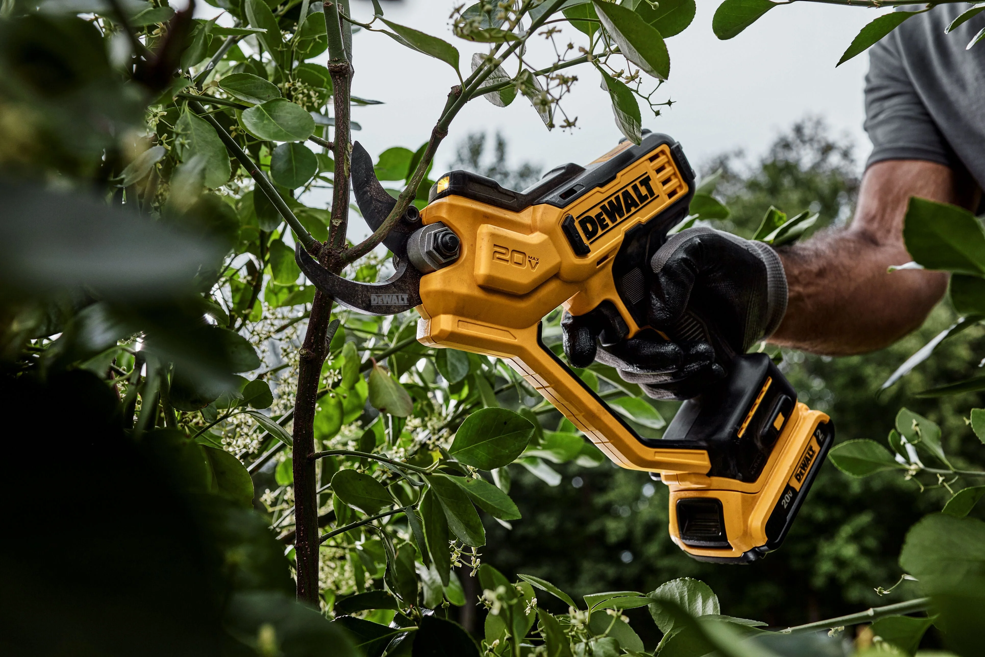 DEWALT DCPR320 20V MAX* 1.5in Cordless Pruner (Tool Only) - Image 7