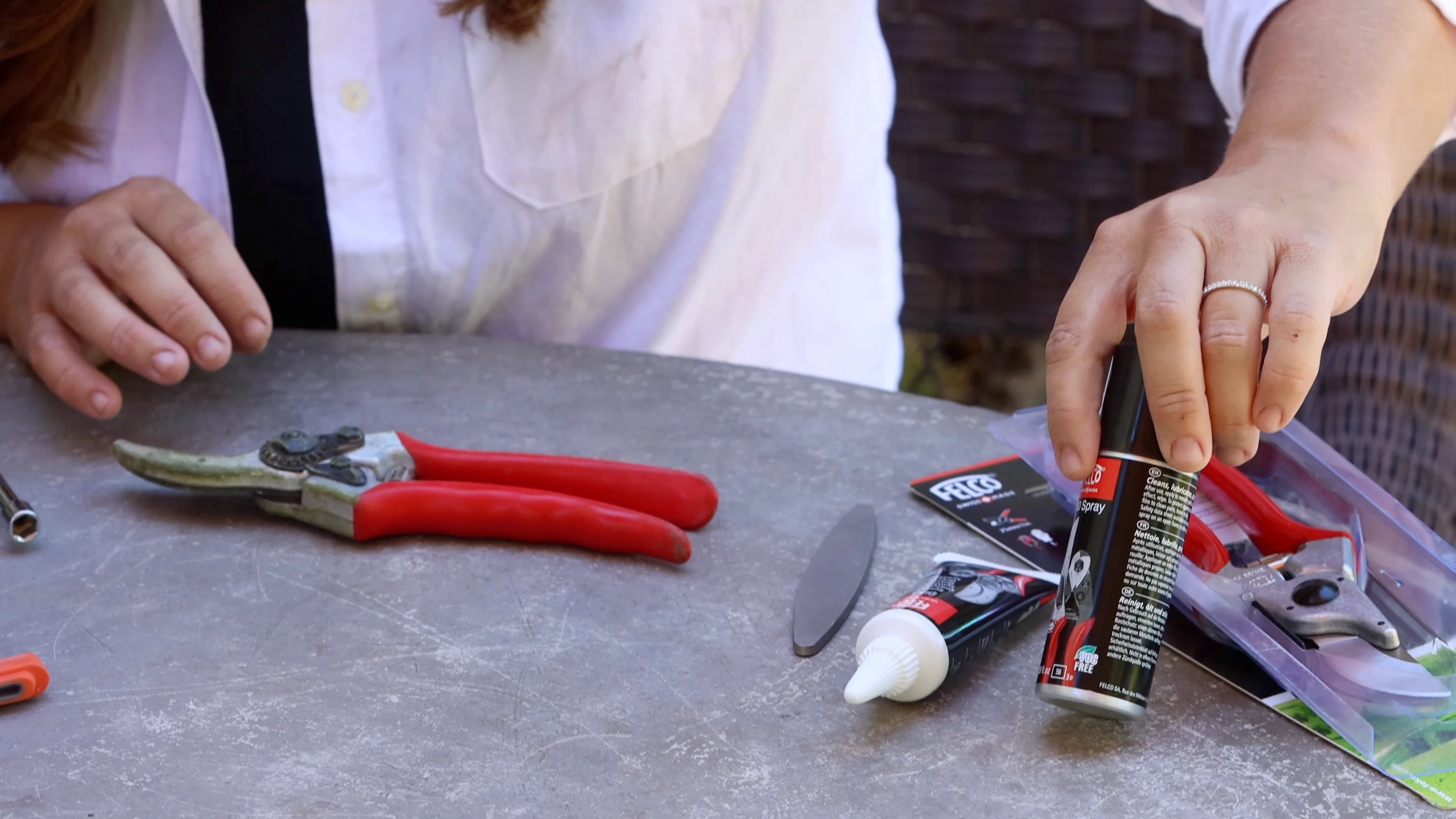 Felco 980 Lubricating Spray - Image 3